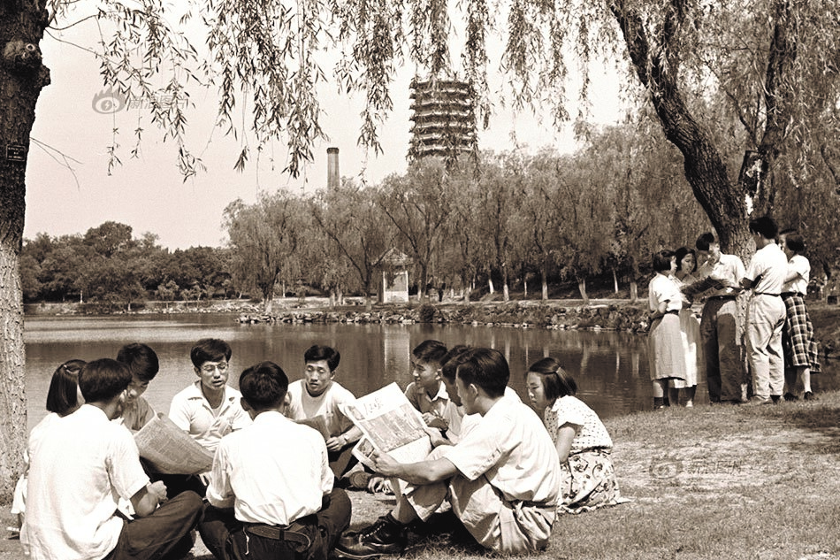 1954年，北大学生在未名湖边学习宪法草案.jpg