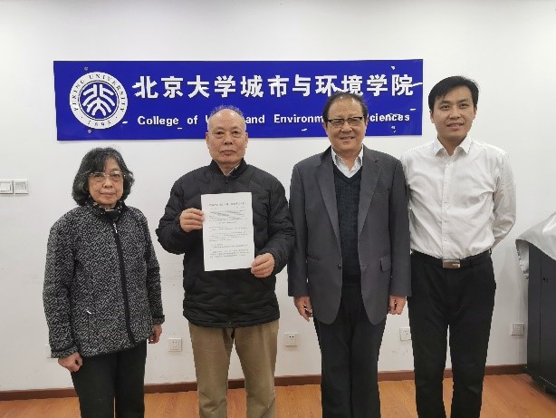 bf53f5b2f20a4667b2b11e47850ceef1.jpg 家属代表接受侯仁之星命名公报和贺信.jpg