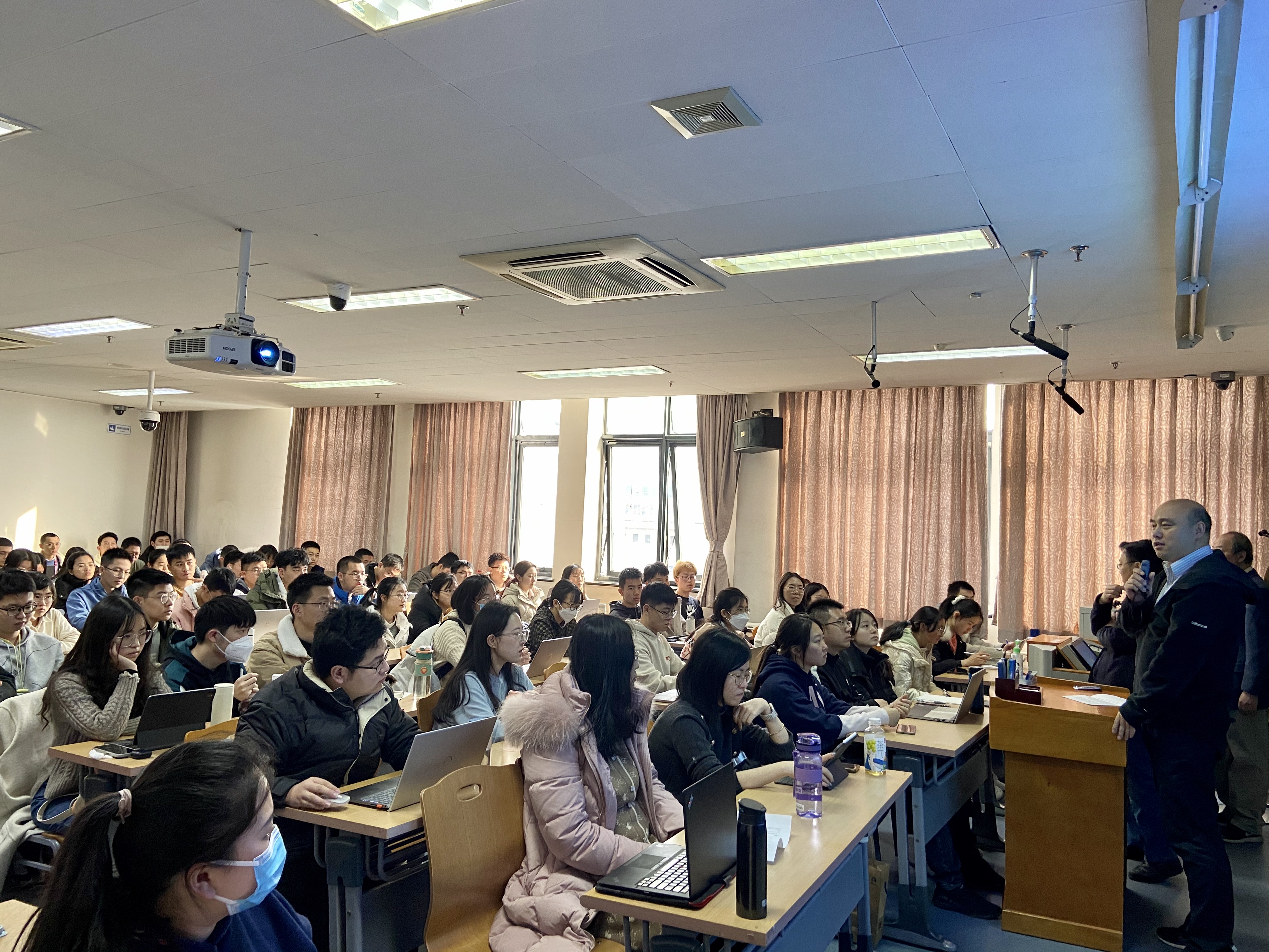 新闻图片：受朱善璐会长委托 胡俊与学生交流.jpg